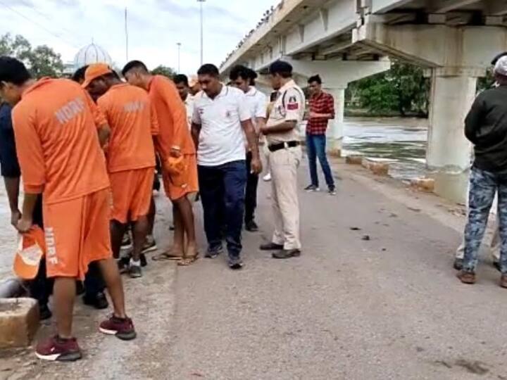 भारी बारिश की वजह से छत्तीसगढ़ के दुर्ग जिले से बहने वाली शिवनाथ नदी भी उफान पर है. रविवार देर रात एक कार शिवनाथ नदी में गिर गई, जिसमें दो से ज्यादा लोग कार में सवार थे. लेकिन 36 घंटे से ज्यादा का समय बीत जाने के बाद भी एनडीआरएफ और एसडीआरएफ की टीम लापता लोगों का कोई सुराग नहीं मिला है. टीम लगातार उफनती शिवनाथ नदी में अज्ञात कार सवार लोगों की तलाश कर रही है.