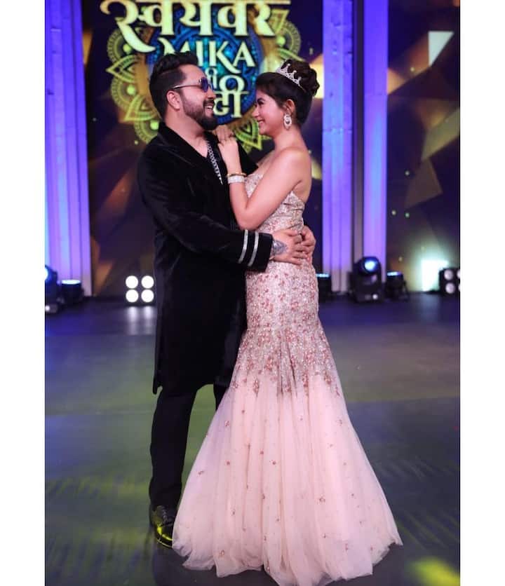 अपने 'स्वयंवर' में मीका प्रांतिका दास (Prantika Das) पर लट्टू हो गये हैं, प्रांतिका की खूबसूरती और अदाओं ने पंजाबी सिंगर का दिल चुरा लिया है.