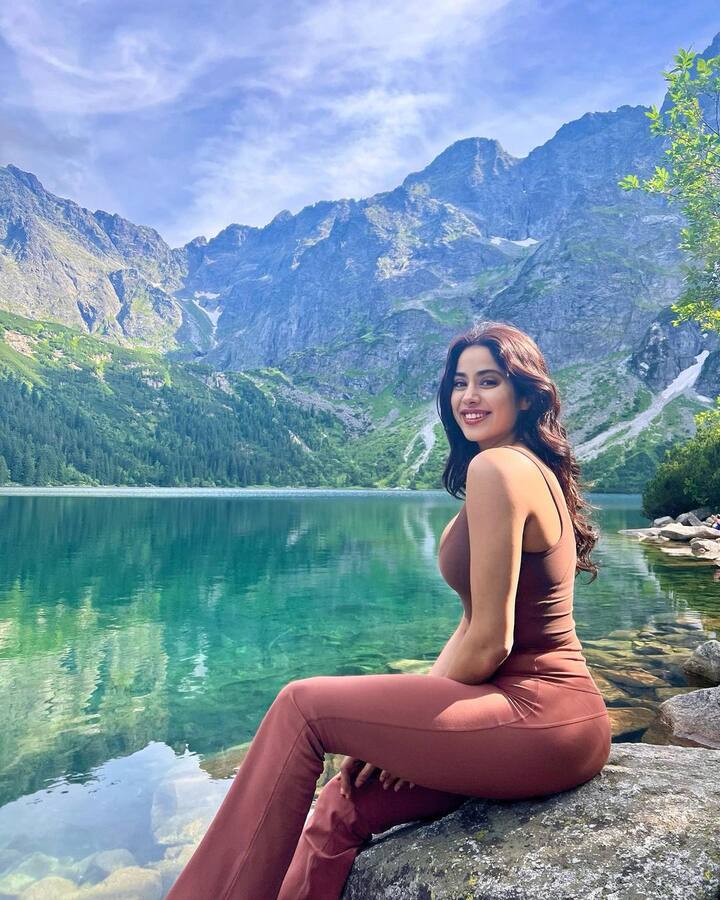 नुकतेच जान्हवीने तिच्या इंस्टाग्राम अकाउंटवर अनेक फोटो शेअर केले आहेत. या फोटोंमध्ये ती एका हिल स्टेशनवर भटकंती करताना दिसत आहे.