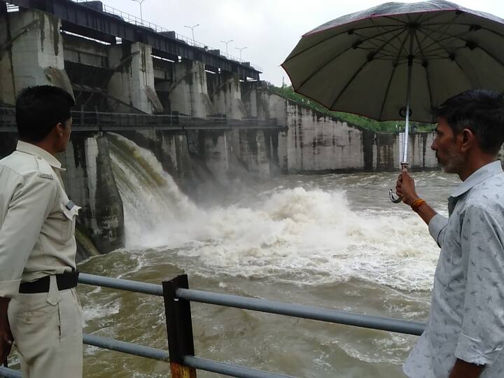 MP News Due to heavy rain in Indore Yashwant Sagar Dam Gate opened People capture beautiful view ANN Indore News: भारी बारिश से तालाब लबालब, यशवंत सागर डैम का खोला गया गेट, नजारा देखने पहुंचे लोग