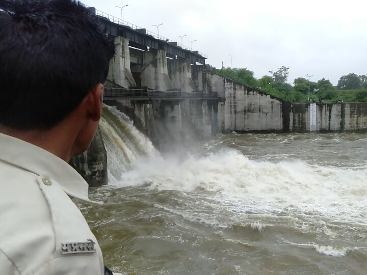 Indore News: भारी बारिश से तालाब लबालब, यशवंत सागर डैम का खोला गया गेट, नजारा देखने पहुंचे लोग