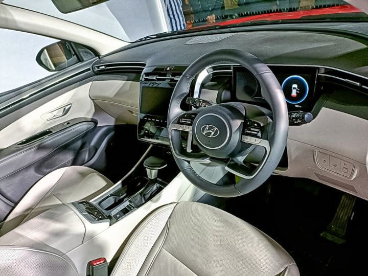तसेच यात तुम्हाला 2.0l पेट्रोल इंजिन मिळेल. जे 156ps/192 Nm जनरेट करते. हे 6-स्पीड ऑटो आहे. यात तुम्हाला डिझेल इंजिन देखील मिळते. जे अधिक पॉवरफुल इंजिन आहे. हे 8-स्पीड ऑटोसह 186ps/416Nm जनरेट करते. दरम्यान, एकंदरीतच नवीन टक्सनमध्ये मोठी स्पेस, मोठा आकार डिझाइन आणि  बरेच फीचर्स मिळतात. याचे ADAS फंक्शन्स आम्हाला आवडले. याची किंमत योग्य असल्यास ही कार याच्या सेगमेंटमध्ये लोकप्रिय पर्याय ठरू शकते.