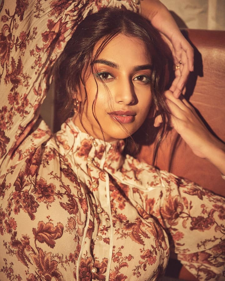 మీనాక్షి చౌదరి అందమైన ఫోటోలు -Image Credit:Meenakshi Chaudhary/Instagram