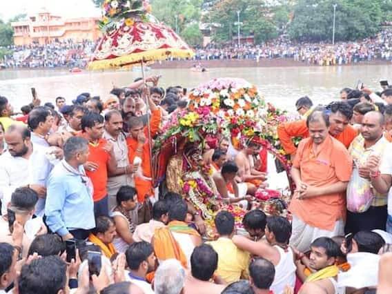 ઉજ્જૈનમાં, શ્રાવણના સોમવારે, ભગવાન મહાકાલના રાજા શહેરની યાત્રાએ જાય છે, આ પરંપરા પ્રાચીન સમયથી ચાલી આવે છે. સોમવારે મહાકાલેશ્વર મંદિરેથી ભગવાન મહાકાલની સવારી નીકળી હતી. આ પહેલા વહીવટી અધિકારીઓ દ્વારા ભગવાન મહાકાલની પૂજા કરવામાં આવી હતી.