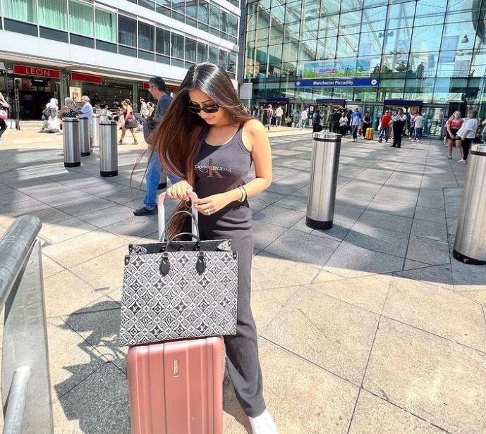 ટીમ ઈન્ડિયા ઈંગ્લેન્ડના પ્રવાસ પર હતી અને ધનશ્રી વર્મા યુઝવેન્દ્ર ચહલ સાથે આ પ્રવાસમાં પહોંચી હતી. ધનશ્રી સતત પોતાના ઈંગ્લેન્ડ પ્રવાસની તસવીરો ઈન્સ્ટાગ્રામ પર શેર કરતી રહે છે.