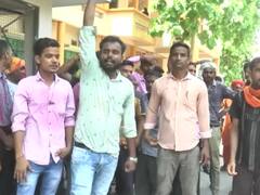 Gorakhpur News: भुखमरी की कगार पर DDU के आउटसोर्सिंग कर्मी, बकाया भुगतान की मांग को लेकर दिया धरना