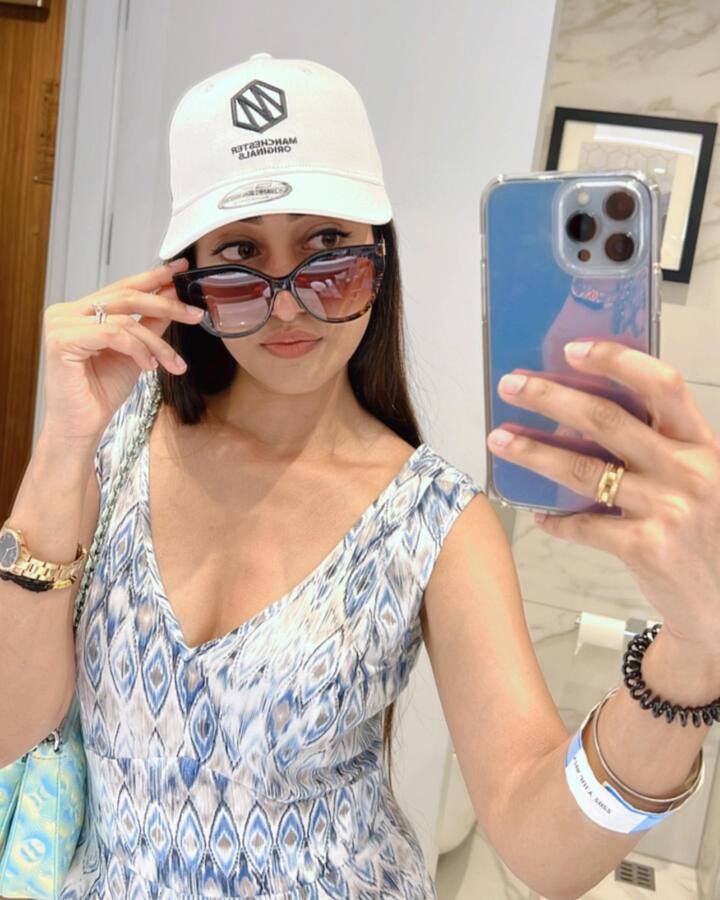 ધનશ્રી વર્માની આ તસવીર જોઈને ચાહકો ફિદા થયા હતા અને કોમેન્ટમાં સુંદર, ક્યૂટ જેવી કોમેન્ટ કરી. જ્યારે એક યુઝરે જીયો ભાભીજી લખ્યું છે.