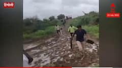 Photo: पूल पाण्याखाली गेल्याने वृद्ध रुग्णाला कापडाच्या झोळीत बसवून काढला मार्ग; रस्त्यातच गेला जीव