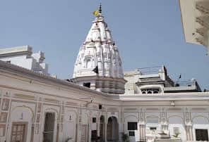 ये भव्य मंदिर कई हिंदू देवी-देवताओं को समर्पित पांच छोटे मंदिरों का संग्रह है. जिसे महाराजा कपूरथला सरदार फतेह सिंह अहलूवालिया के शासनकाल दौरान बनाया गया था.