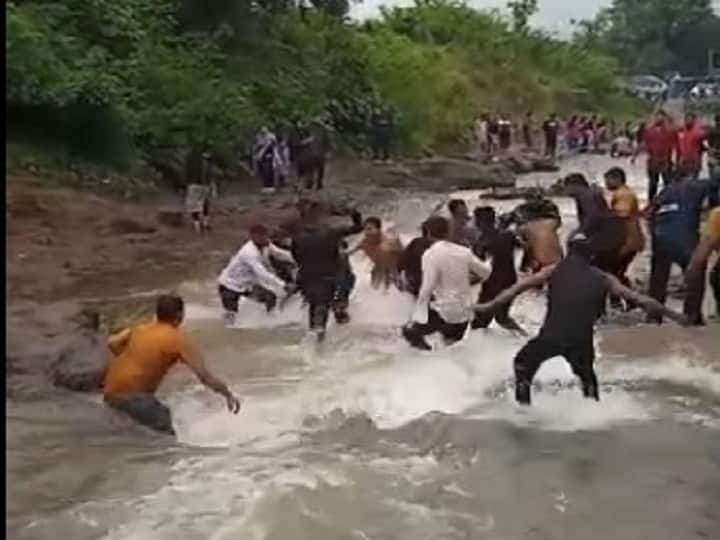 Nashik news The viral video of the fight at the tourist spot is from Pahine, controversy due to splashing water on the body पर्यटनस्थळावरील हाणामारीचा 'तो' VIRAL VIDEO नाशिकच्या पहिनेचा, अंगावर पाणी उडवल्याच्या कारणावरुन वाद