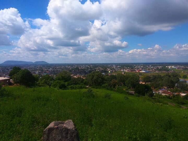 गर्मी में दिनों में पतझड़ की वजह से विरान दिखने वाले पहाड़ के पेड़ों में हरियाली छा गई है. अम्बिकापुर शहर के पूर्व दिशा में सरगुजा की आराध्य देवी मां महामाया का मंदिर है। वहीं पास में ही महामाया पहाड़ है, जो वन परिक्षेत्र के अंतर्गत आता है.