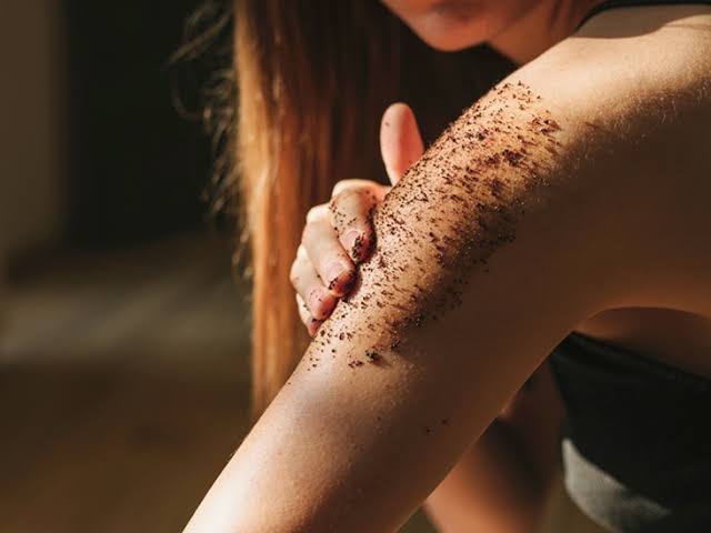 ਸ਼ੂਗਰ ਸਕਰਬ ਚਮੜੀ ਨੂੰ ਨਿਖਾਰਨ ਦਾ ਸਭ ਤੋਂ ਵਧੀਆ ਕੁਦਰਤੀ ਤਰੀਕਾ ਹੈ