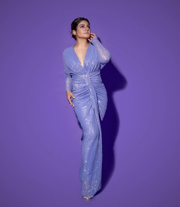 ఐదుపదులకు చేరువైనా అస్సలు తగ్గేదే లే అన్నట్టుంది. లేటెస్ట్ గా షేర్ చేసిన ఫొటోస్ చూసిన నెటిజన్లు....రవీనా లుక్ యంగ్ హీరోయిన్లకు పోటీఇచ్చేలా ఉందని కామెంట్స్ పెడుతున్నారు.