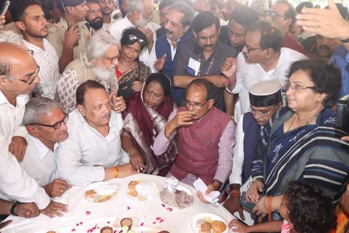 कार्यक्रम में सीएम शिवराज सिंह ने कहा कि गुंडे-बदमाशों को उनकी सही जगह पहुंचाने के निर्देश पुलिस को दिए गए हैं. उन्होंने कहा कि नागरिकों की सुरक्षा ही हमारी प्राथमिकता है.