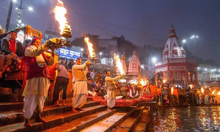 Varanasi, Rishikesh, Haridwar, Prayagraj, Kolkata Ganga Aarti Is Very Famous | In Pics: देश के इन शहरों की गंगा आरती है विदेशों में प्रसिद्ध, शांति और सुकून के लिए जरूर हो शामिल