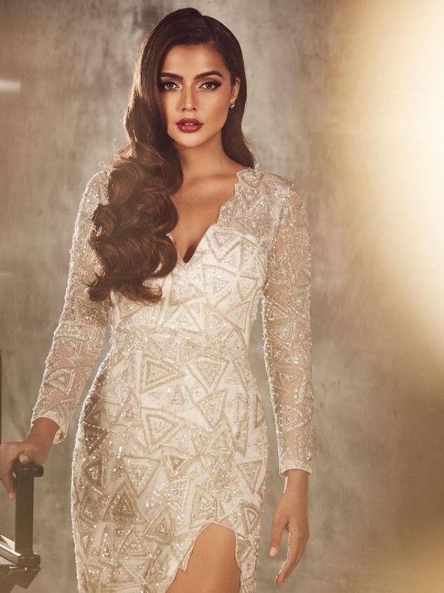 અભિનેત્રીએ વ્હાઈટ કલરના ડ્રેસમાં ખૂબ જ સુંદર તસવીરો શેર કરી છે. વ્હાઈટ ડ્રેસમાં રુહી ખૂબ જ હોટ લાગી રહી છે.