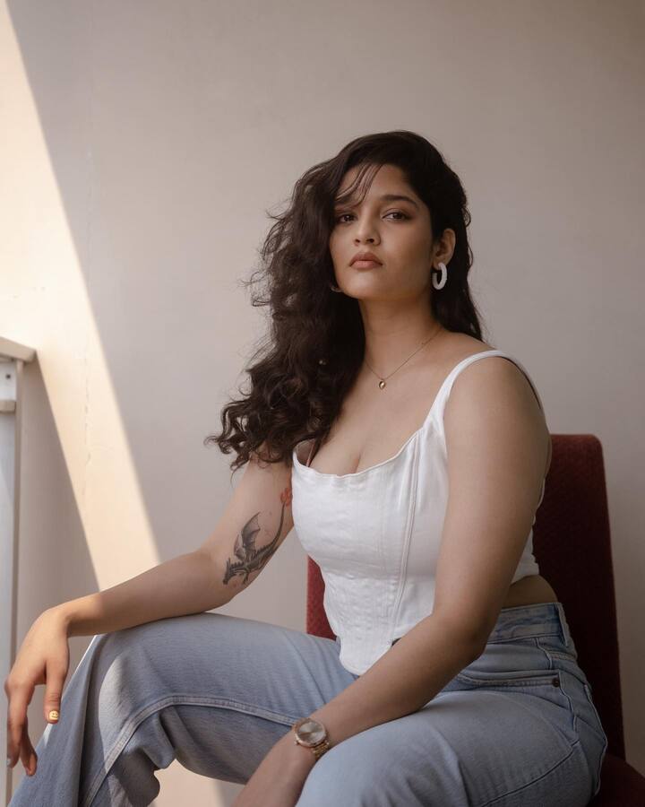 తన పంచ్ లతో ఎదుటి వారిని చిత్తు చేస్తుంది. Image Credit: Ritika Singh / Instagram