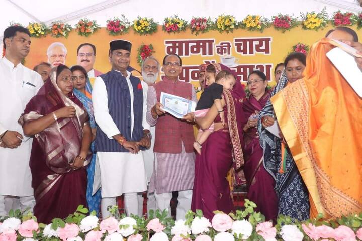 सीएम शिवराज सिंह ने कहा कि जो गरीब सालों से किसी की जमीन पर झोपड़ी बनाकर रह रहे हैं, उन्हें उस जमीन का पट्टा भी आबंटित किया जाएगा. उन्होंने कहा कि स्ट्रीट वेंडर योजना के तहत दस हजार रुपये तक की ब्याजमुक्त राशि दी जाएगी.