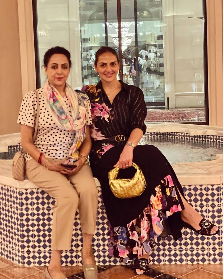 ईशा देओल ने अपने इंस्टाग्राम पर कुछ लेटेस्ट तस्वीरें शेयर की हैं, जो किसी लग्जीरियस होटल की लग रही है.  एशा एक फोटो में एक घोड़े की स्टेचू के साथ तो एक में हेमा मालिनी के साथ दिख रही हैं.