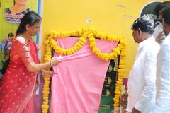 In Pics: మంత్రి సబితా ఇంద్రారెడ్డికి ముద్దు పెట్టిన విద్యార్థి, మన ఊరు - మన బస్తీలో, ఫోటోలు