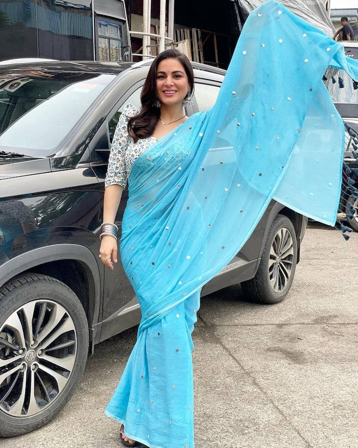 हाल ही में श्रद्धा आर्या ने इंस्टाग्राम पर अपनी कुछ तस्वीरें शेयर की हैं. इन तस्वीरों में एक्ट्रेस स्काई ब्लू साड़ी पहने हुए नजर आ रही हैं.