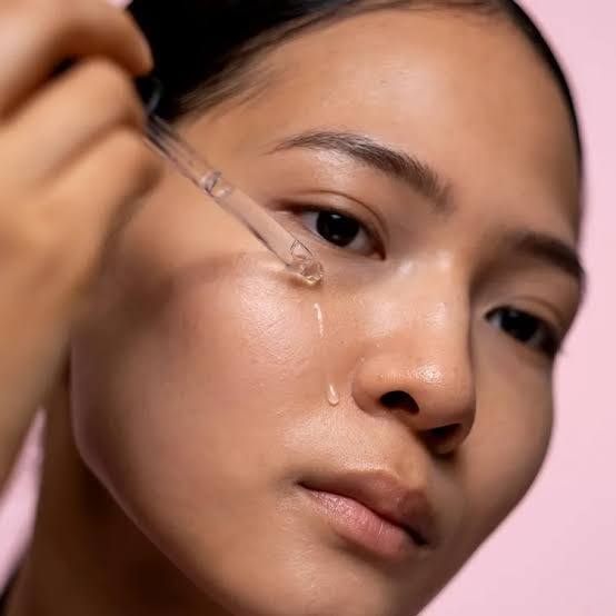 ਸਕਿਨ ਨੂੰ ਵਿਟਾਮਿਨਸ ਦੀ ਕਾਫੀ ਲੋੜ ਹੁੰਦੀ ਹੈ, ਇਸ ਲਈ ਸੀਰਮ ਅਪਲਾਈ ਕੀਤਾ ਜਾ ਸਕਦਾ ਹੈ