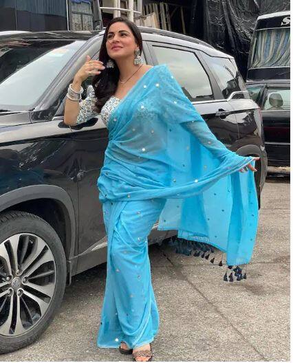 ਸ਼ਰਧਾ ਆਰਿਆ ਇੱਕ ਸੋਸ਼ਲ ਮੀਡੀਆ ਲਵਰ ਹੈ, ਅਜਿਹੇ ਵਿੱਚ ਉਹ ਆਪਣੀ ਫੋਟੋ ਵੀਡੀਓ ਸ਼ੇਅਰ ਕਰਨ ਦਾ ਕੋਈ ਮੌਕਾ ਨਹੀਂ ਖੁੰਝਾਉਂਦੀ। ਫੈਨਜ਼ ਵੀ ਉਸ ਦੀਆਂ ਤਸਵੀਰਾਂ ਦਾ ਬੇਸਬਰੀ ਨਾਲ ਇੰਤਜ਼ਾਰ ਕਰ ਰਹੇ ਹਨ।