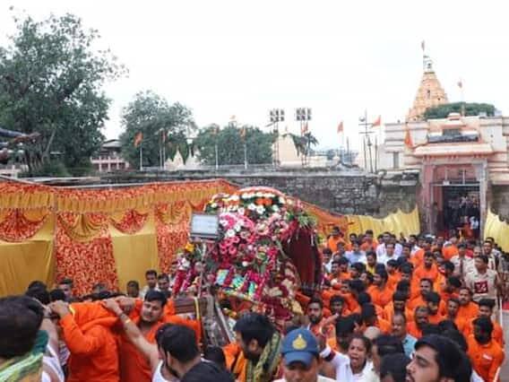 મહાકાલેશ્વર મંદિરના મહેશ પૂજારીએ જણાવ્યું કે સોમવારે રાજાધિરાજ ભગવાન મહાકાલથી માના મહેશના રૂપમાં પ્રગટ થયા હતા. જે આ રૂપને જુએ છે તેના મનની તમામ ઈચ્છાઓ પૂર્ણ થાય છે અને તેને કીર્તિ મળે છે. ભગવાન મહાકાલ શ્રાવણ અને ભાદોન મહિનામાં લોકોને અલગ-અલગ સ્વરૂપે દર્શન આપશે.