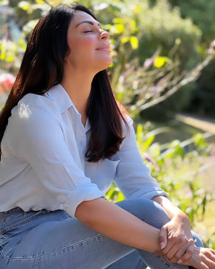 तस्वीरों में एक्ट्रेस व्हाइट शर्ट औऱ ब्लू जीन्स में नजर आ रही हैं. नीरू का ये लुक फैन्स को काफी पसंद आ रहा हैं.