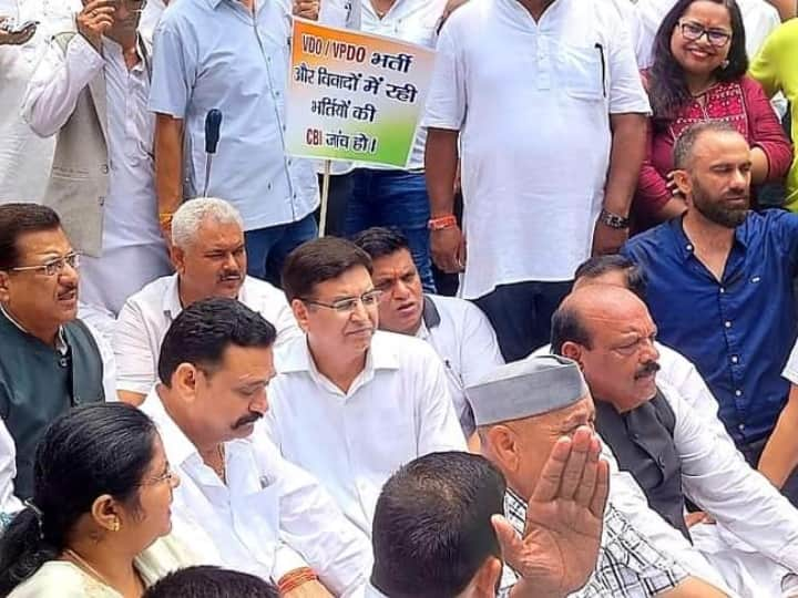 Uttarakhand Congress claims scam in recruitment exam demands CBI probe ann Uttarakhand: 'चहेतों को दी जा रही नौकरी', भर्तियों में भ्रष्टाचार का आरोप लगाकर कांग्रेस ने किया सचिवालय का घेराव