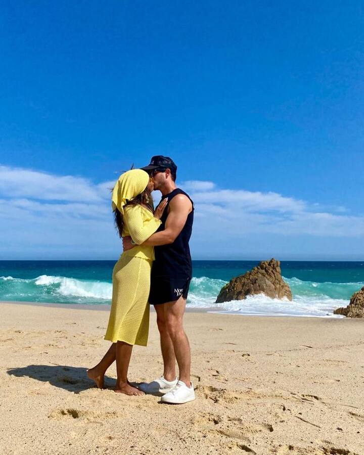 बॉलीवुड से हॉलीवुड तक एक शानदार सफर तय करने वालीं टैलेंटेड एक्ट्रेस प्रियंका चोपड़ा (Priyanka Chopra) 40 साल की हो गईं. इस स्पेशल डे को उन्होंने अपनी लाइफ के मोस्ट स्पेशल शख्स के साथ मनाया. वो भी इस रोमांटिक मूड में.