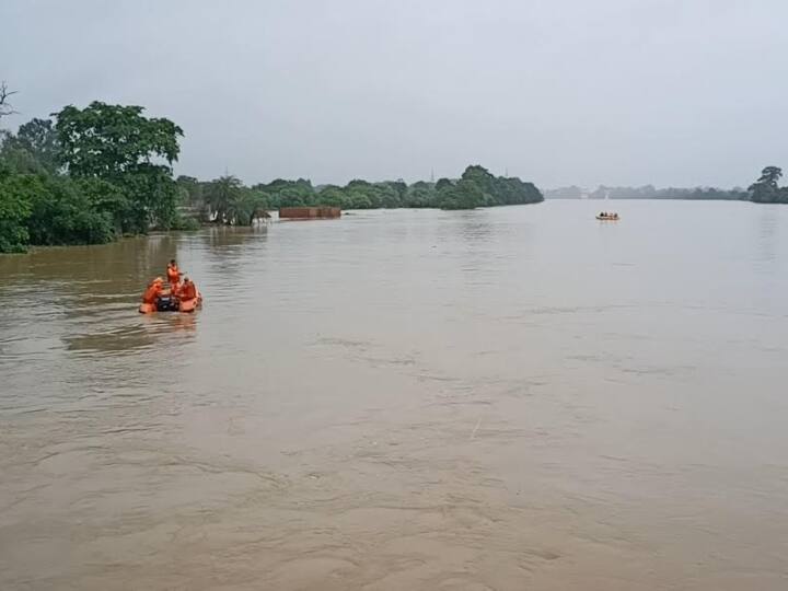 छत्तीस घंटे बीत जाने के बाद भी अब तक न कार पता चल पाया है और ना ही कार में सवार लोग का. इस घटना की सूचना मिलते ही पुलिस और एनडीआरएफ, एसडीआरएफ की टीम सुबह से ही शिवनाथ नदी में सर्चिग ऑपरेशन कर रही है. हालांकि अभी यह स्पष्ट नहीं हो पाया है कि कार वाकई में नदी में बही है कि नहीं. लेकिन कुछ चश्मदीदों ने कार बहने का दावा किया है. साथ ही कार में दो से ज्यादा लोग सवार होने के लिए बात कह रहे हैं.