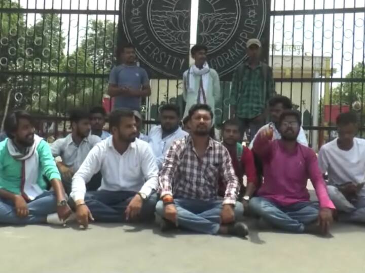 Deen Dayal Upadhyay Gorakhpur University Fee Hike Protest Slogan against Vice chancellor ANN Gorakhpur News: फीस वृद्धि के विरोध में DDU के छात्रों का प्रदर्शन, कुलपति के खिलाफ जमकर की नारेबाजी