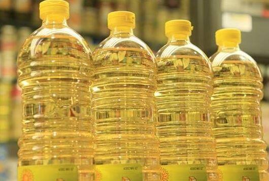 edible oil price down know latest rates of edible oil Edible Oil Price : दिलासादायक! वाढत्या महागाईतून दिलासा, खाद्यतेलाचे भाव घसरले