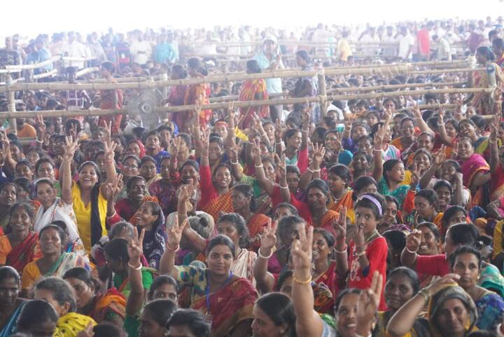 করোনার কারণে ২ বছর ভার্চুয়াল সভা হয়েছে। এবার সমাবেশের আয়োজন। তাই জেলায় জেলায় তৃণমূলের নেতা কর্মীদের সাজো সাজো রব।