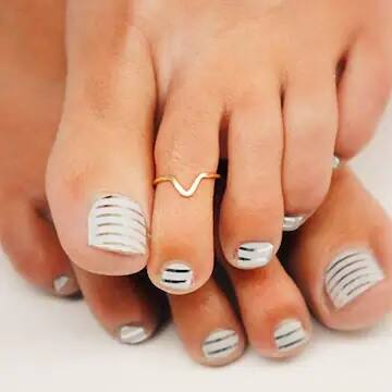 ভারতীয় মহিলাদের মধ্যে পায়ের আঙুলে আংটি পরার প্রচলন রয়েছে। সারা ভারতে এটি নানা নামে পরিচিত। হিন্দিতে এটি বিছিয়া নামে পরিচিত, তামিলে মেট্টি, তেলুগুতে মেট্টেলু, কন্নড়ে কাল-উঙ্গুরা।