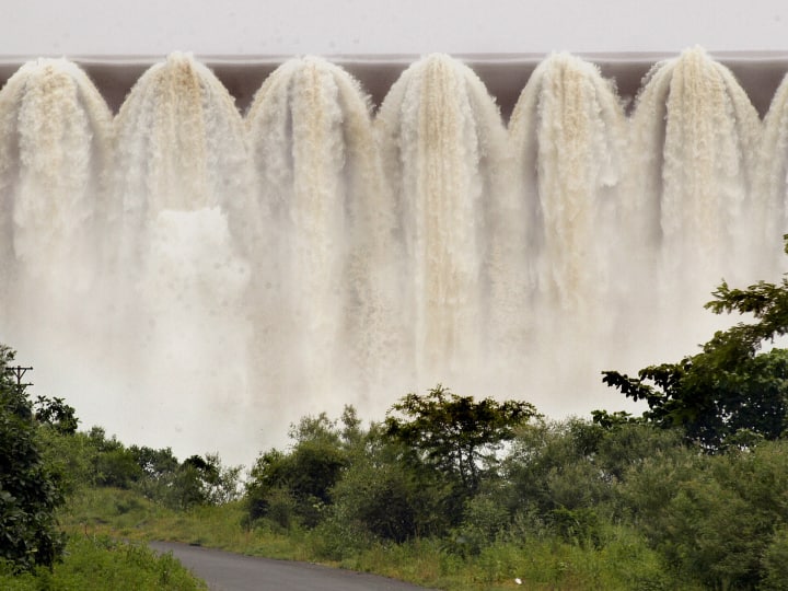 Gujarat Ukai dam released around 1.88 lakh cusec water on Tapi river on ...