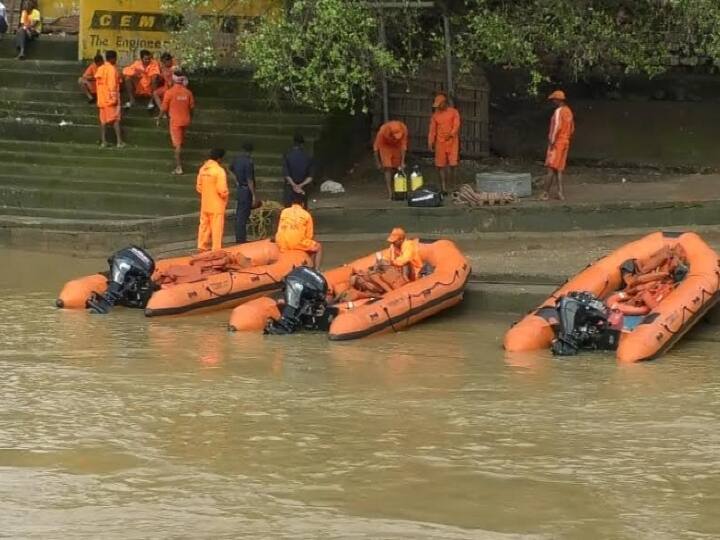 जानकारी के अनुसार घटना रविवार रात 11 से 12 बजे के बीच की बताई जा रही है. प्रत्यक्षदर्शी श्याम कुमार ने बताया कि रात को वह घर से निकले सांप को छोड़ने नदी किनारे आया था, तभी उसने देखा कि छोटी पुल से कार पार हो रही थी. लेकिन आगे जाकर कार नदी में बह गई. लोगों ने आवाज भी दी लेकिन कुछ दूर जाकर कार पानी में डूब गई.