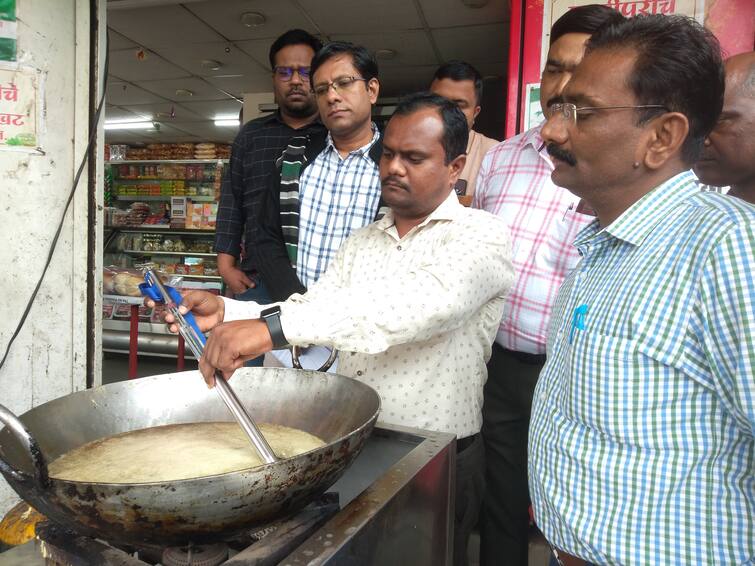 Maharashtra News Food and Drug Administration raided the establishment in nashik  Nashik News : 'वापरलेल्या तेलात पदार्थ तळले तर याद राखा', नाशिक एफडीएची आस्थापनेवर कारवाई 