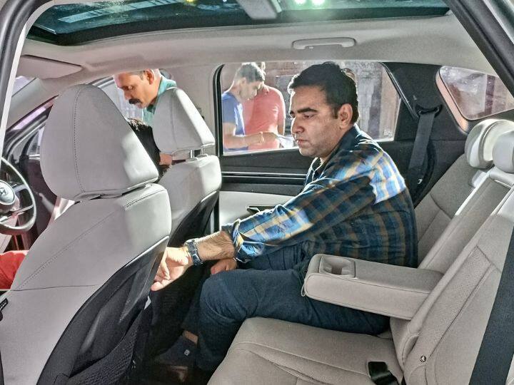 सेंट्रल स्क्रीन ग्लॉस ब्लॅक पॅनेलमध्ये 10.25-इंच युनिट आहे. तर खाली टच बेस्ड बटणे आहेत. भारतात कोणत्याही कारमध्ये स्टोरेज क्षमता पाहिली जाते, जी यात चांगली मिळते. ग्लॉस ब्लॅक पॅनेल स्क्रॅच लागण्याची भीती आहे. मात्र याची टचस्क्रीन कार्यक्षमता चांगल्या दर्जाची आहे.