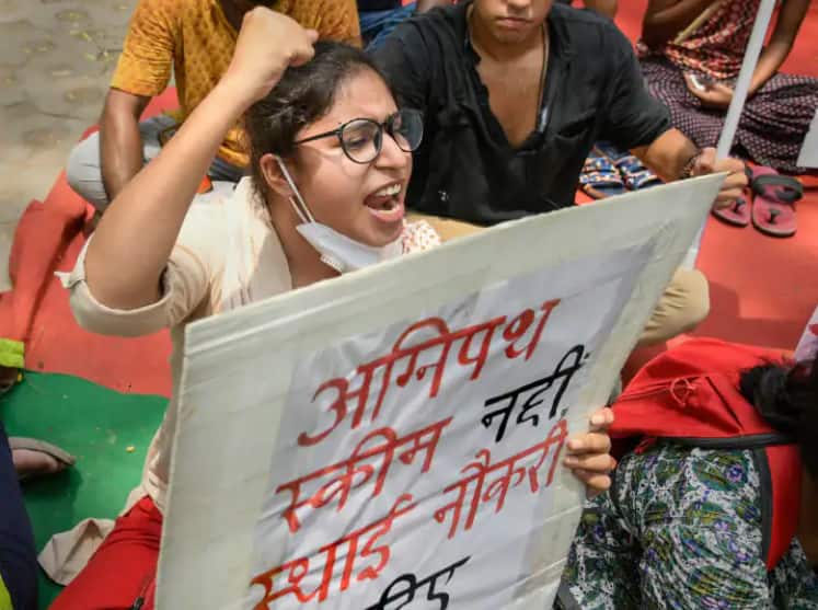 supreme court to hear plea against army recruitment secheme agnipath Agnipath Scheme : अग्निपथ योजनेवरील तीन याचिकांवर सर्वोच्च न्यायालयात सुनावणी, योजना रद्द करण्याची मागणी