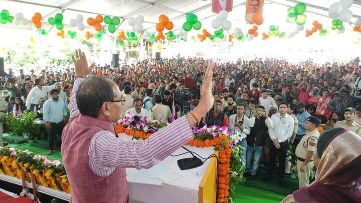 शिवराज सिंह चौहान ने कहा कि आपने चुनाव में जो मुझ पर विश्वास जताया है मैं उसे खंडित नहीं होने दूंगा. आपको योजनाओं का आपको लाभ मिलेगा और विकास के सभी काम होंगे.