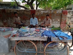 Two gunners guarding the street vendors: అమ్మేది తోపుడు బండి మీద పాత బట్టలే కానీ ఏకే-47లతో సెక్యూరిటీ ! ఈ చిరు వ్యాపారి స్టోరీ అచ్చంగా సినిమానే