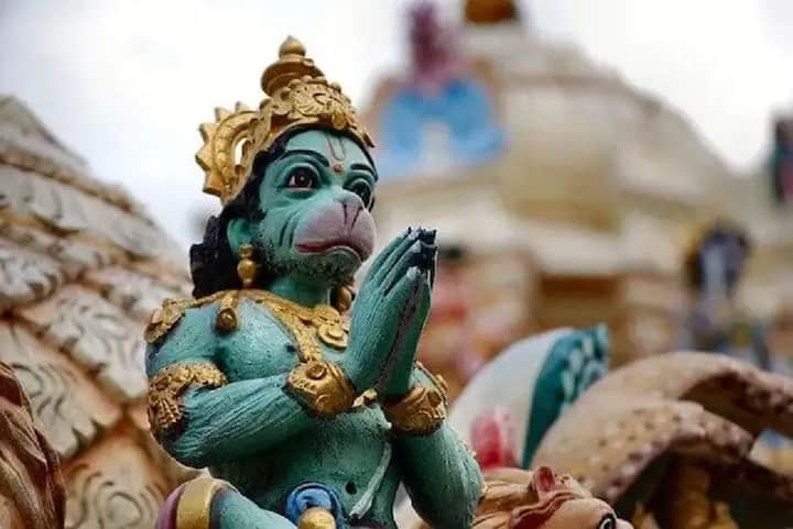 শাস্ত্রমতে বজরঙ্গবলীর পুজো করতে হলে মঙ্গলবার স্নান সেরে ১১টি পিপল গাছের পাতা নিতে হবে। গঙ্গাজল দিয়ে এই পাতাগুলি পরিষ্কার করার পরে কুমকুম বা চন্দন দিয়ে শ্রী রাম লিখুন। এই পাতার মালা বানিয়ে হনুমানজিকে অর্পণ করুন। এটি বিশ্বাস করা হয় যে এটি শীঘ্রই আর্থিক সমস্যার সমাধান করে।