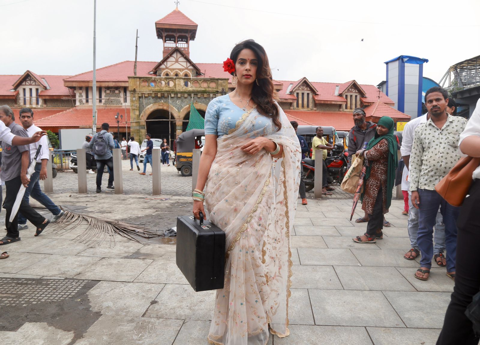 Mallika Sherawat Aka Gulabo Goes To Bandra Station In Search Of Mahboob From RK/Rkay