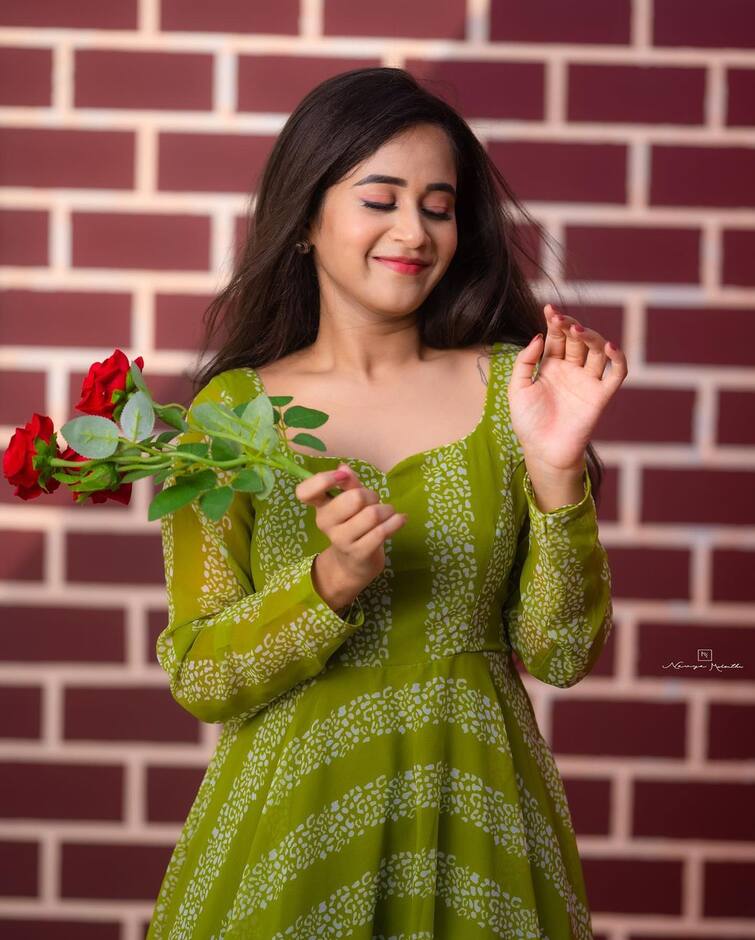 Actress Deepthi sunaina: பச்சை நிறமே பச்சை நிறமே...நடிகை தீப்தி சுனைனாவின் க்யூட் போட்டோஸ் !