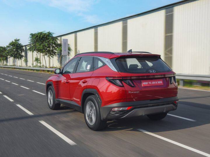 आघाडीची वाहन उत्पादक कंपनी Hyundai नुकतीच आपली नवीन कार Tucson लॉन्च केली आहे. या कारसह कंपनीची आता प्रीमियम वाहनांच्या सेगमेंटमध्ये आपली वाटचाल सुरू केली आहे. नवीन टक्सन ही ऑल-न्यू जनरेशन मॉडेल आहे. कशी आहे नवीन Tucson? याचे फीचर्स आणि स्पेसिफिकेशन काय आहे. याचाच संपूर्ण रिव्ह्यू आपण जाणून घेणार आहोत.