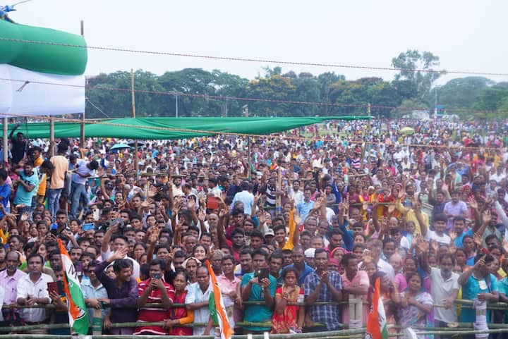 বিগত বছরের ছবিগুলো বলছে, উত্তর কলকাতার সবচেয়ে বড় মিছিলটি বেরোয়, শ্যামবাজারের ৫ মাথার মোড় থেকে।