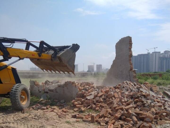 Greater Noida: डूब क्षेत्र में बनाई जा रही थी अवैध कॉलोनियां, ग्रेटर नोएडा प्राधिकरण ने ढहाया अतिक्रमण, करोड़ों की जमीन कब्जामुक्त Greater Noida News Demolished encroachment in submerged area land worth crores freed ANN Greater Noida: डूब क्षेत्र में बनाई जा रही थी अवैध कॉलोनियां, ग्रेटर नोएडा प्राधिकरण ने ढहाया अतिक्रमण, करोड़ों की जमीन कब्जामुक्त