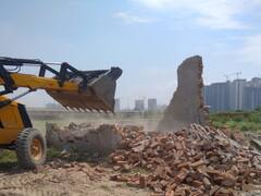 Greater Noida: डूब क्षेत्र में बनाई जा रही थी अवैध कॉलोनियां, ग्रेटर नोएडा प्राधिकरण ने ढहाया अतिक्रमण, करोड़ों की जमीन कब्जामुक्त